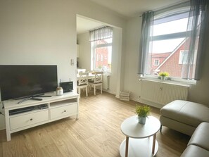 Smart TV, DVD player, books, stereo