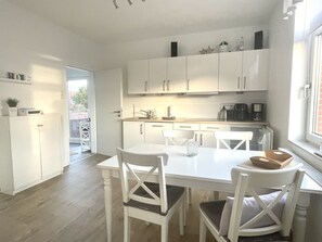 Fridge, stovetop, dishwasher, coffee/tea maker - Exclusive apartment for 4 with sea view and roof terrace (Juist)