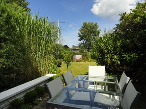 Outdoor dining - Beach and sea(h)r in a vacation home with garden close to the beach at Schilksee⛵️ (KI)