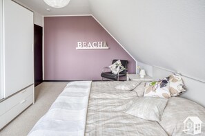 3 bedrooms, in-room safe, desk, free WiFi - Beach and sea(h)r in a vacation home with garden close to the beach at Schilksee⛵️ (KI)