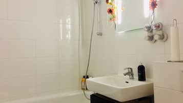 Haartrockner, Handtücher, Toilettenpapier