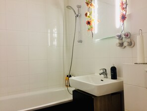 Secadora de cabello, toallas, papel de baño 