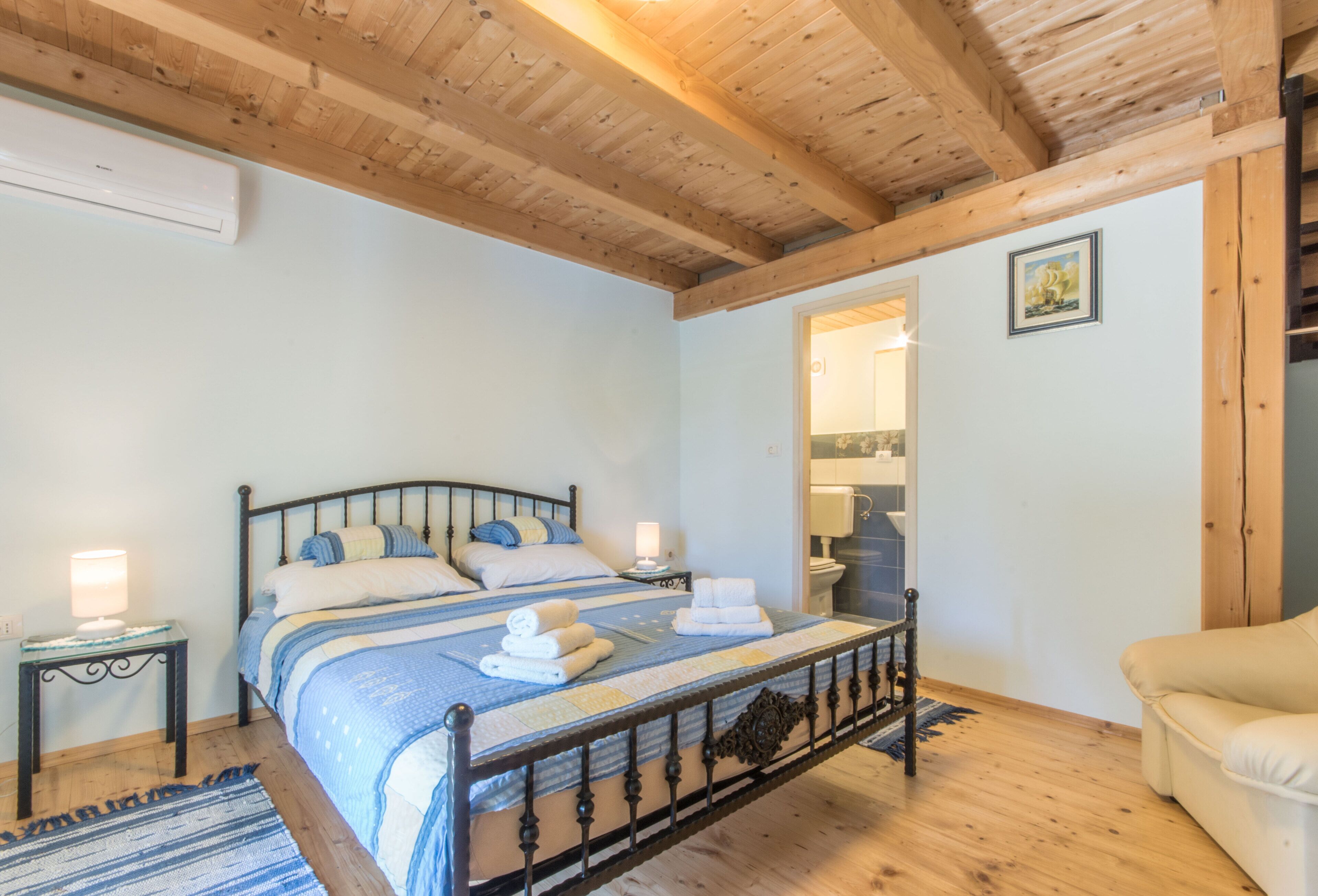 6 habitaciones, escritorio y tabla de planchar con plancha 