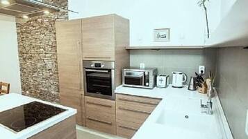 Refrigerador, microondas, horno, placa de cocina