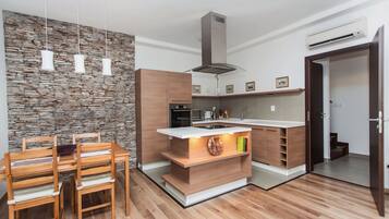 Een koelkast, een microgolfoven, een oven, een kookplaat