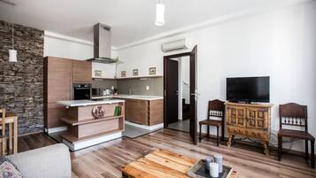 Televisie, een dvd-speler, boeken en een muziekbibliotheek