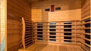 Un espai de sauna amb parets i bancs de fusta.