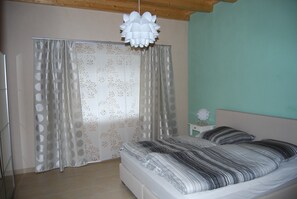 3 chambres, coffres-forts dans les chambres, fer et planche à repasser