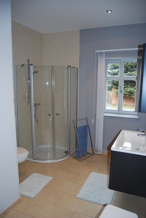 Bathtub, towels - Comfortable 5 ***** vacation home directly on the Havel (Havelberg)