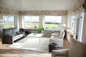 Fernseher, Kamin, DVD-Player, Tischtennisplatte