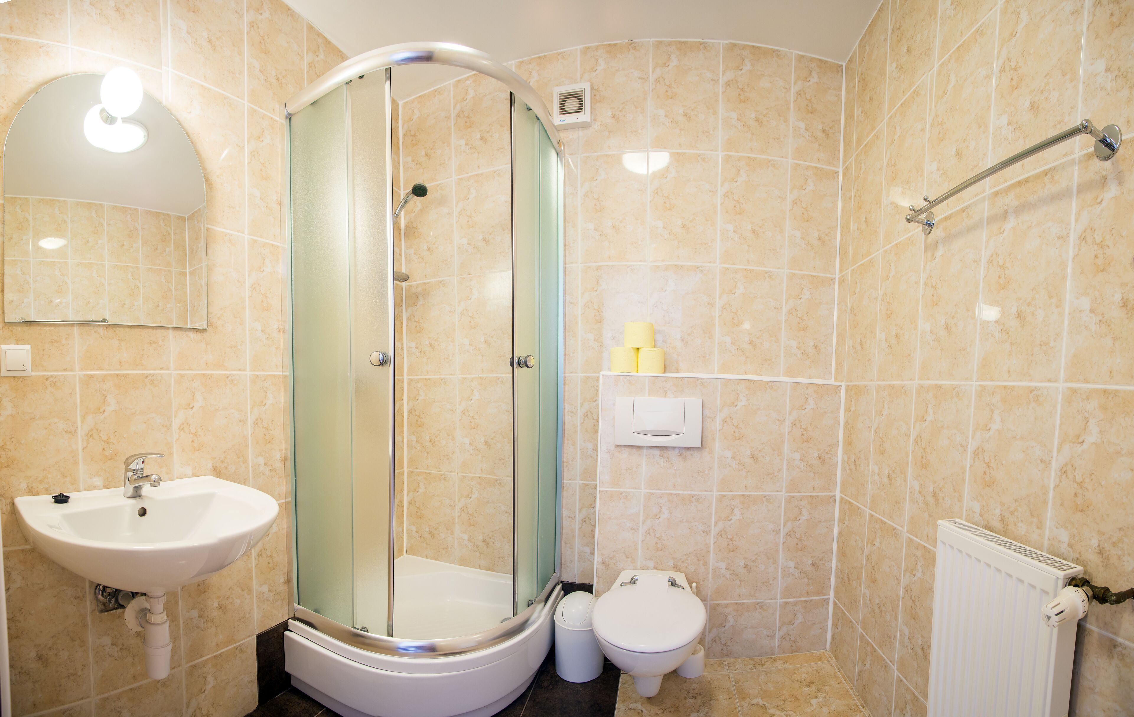 Douche, savon, papier toilette
