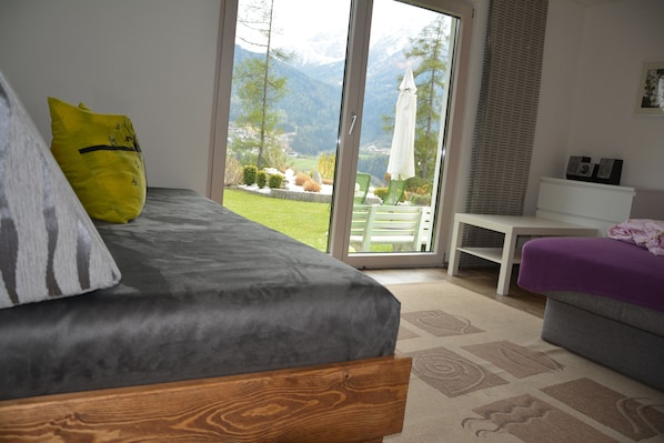 2 quartos, berço de viagem, acesso à internet, roupa de cama
