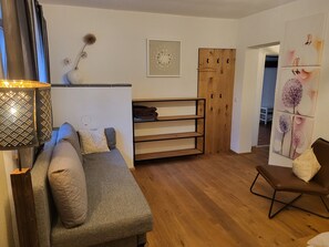 Smart TV, fireplace, DVD player, table tennis