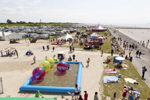 Una spiaggia nelle vicinanze