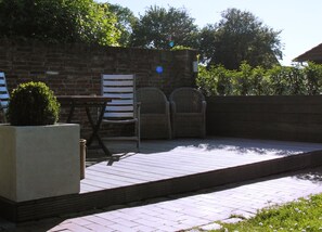 Outdoor dining - Studio apartment in restored captain's house with a panoramic view of the port (Krummhörn)