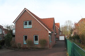 Exterior - NEW - exclusive apartment in the middle of the location-WiFi-balcony-telef. Booking possible (Wangerland/ Horumersiel)