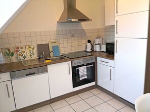 Kühlschrank, Mikrowelle, Ofen, Geschirrspüler