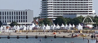 Apartment with a lake view directly opposite the green beach, WiFi, pets allowed