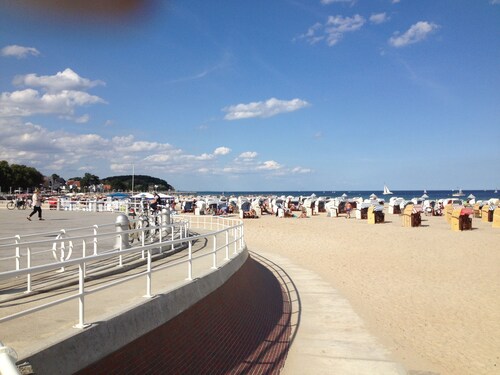 Apartment with a lake view directly opposite the green beach, WiFi, pets allowed