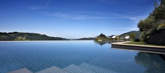 lone standing Villa, 210 m²(2260 ft²)pool, sea view, eco-friendly, EV wall box 