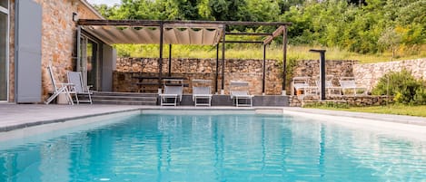 Een verwarmd zwembad