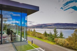 Property grounds - Exclusive villa opposite Akureyri (Akureyri)