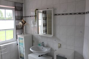 Shower, towels, toilet paper - Holiday home - Ferienwohnung Schaa, 85105 (Ostrhauderfehn)
