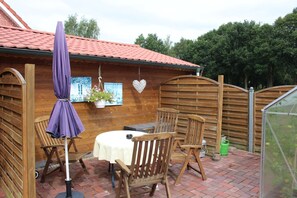 Outdoor dining - Holiday home - Ferienwohnung Schaa, 85105 (Ostrhauderfehn)