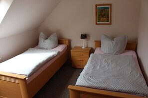 2 bedrooms, travel cot, WiFi, bed sheets - Holiday home - Ferienwohnung Schaa, 85105 (Ostrhauderfehn)