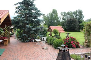 Outdoor dining - Holiday home - Ferienwohnung Schaa, 85105 (Ostrhauderfehn)