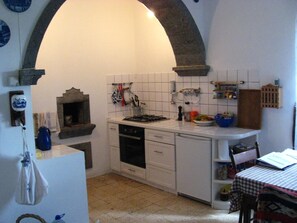 Kühlschrank, Mikrowelle, Herdplatte, Wasserkocher mit Kaffee-/Teezubehör