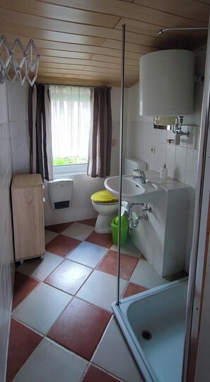 Dusche, Haartrockner, Handtücher, Seife