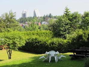 A park with a white plastic chair and a bench. - Holidays in Oberhof -. Thuringia ski No. 1 next to the Rennsteig (Oberhof)