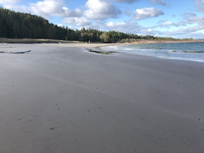 On the beach, sun-loungers, beach towels - House on Hummel Bay in front of the archipelago and Skuleskogen National Park, High Coast (Köpmanholmen)