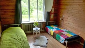 4 soverom, skrivebord, strykejern/-brett og reiseseng for barn