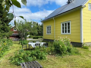 Outdoor dining - House on Hummel Bay in front of the archipelago and Skuleskogen National Park, High Coast (Köpmanholmen)