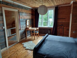 3 slaapkamers, een bureau, een strijkplank/strijkijzer, reisbedje