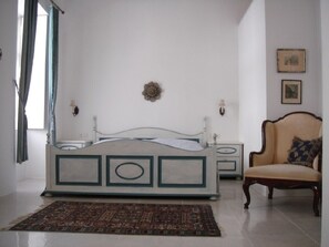 2 bedrooms, iron/ironing board, travel cot, free WiFi