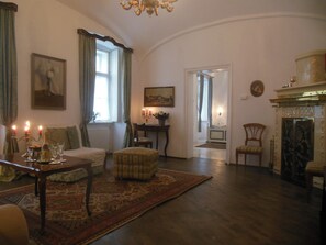 Televisio, takka, DVD-soitin, stereot