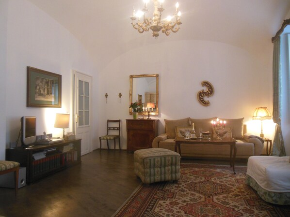 TV, fireplace, DVD player, stereo