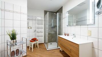 Dusche, Haartrockner, Handtücher, Seife