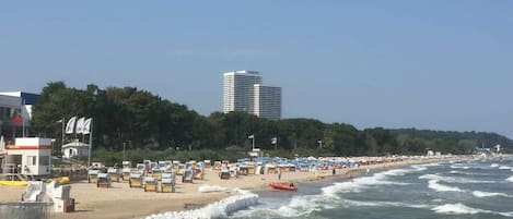 靠近海滩、沙滩椅
