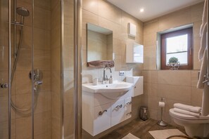 Een douche, een haardroger, handdoeken, zeep
