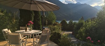 Appartement avec belle vue sur le lac, 3 chambres, jardin privé, 5 minutes à pied du lac