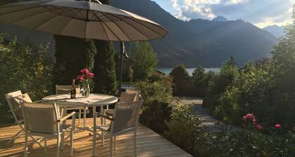 Appartement avec belle vue sur le lac, 3 chambres, jardin privé, 5 minutes à pied du lac
