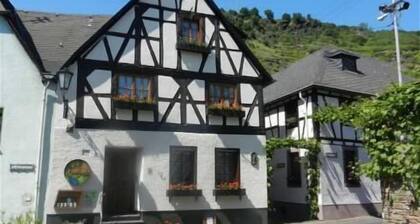 Newly furnished comfort vacation apartment on the foot of Castle Thurant in Alken