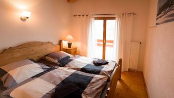 5 makuuhuonetta, vauvan matkasänky, ilmainen Wi-Fi, vuodevaatteet