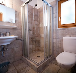 Combined shower/bathtub, hair dryer, towels, toilet paper