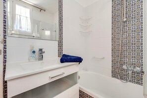 Baignoire, sèche-cheveux, serviettes fournies, savon