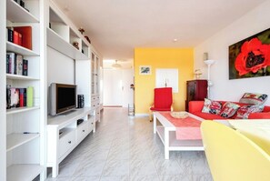 TV connectée, livres, médiathèque, chaîne hi-fi